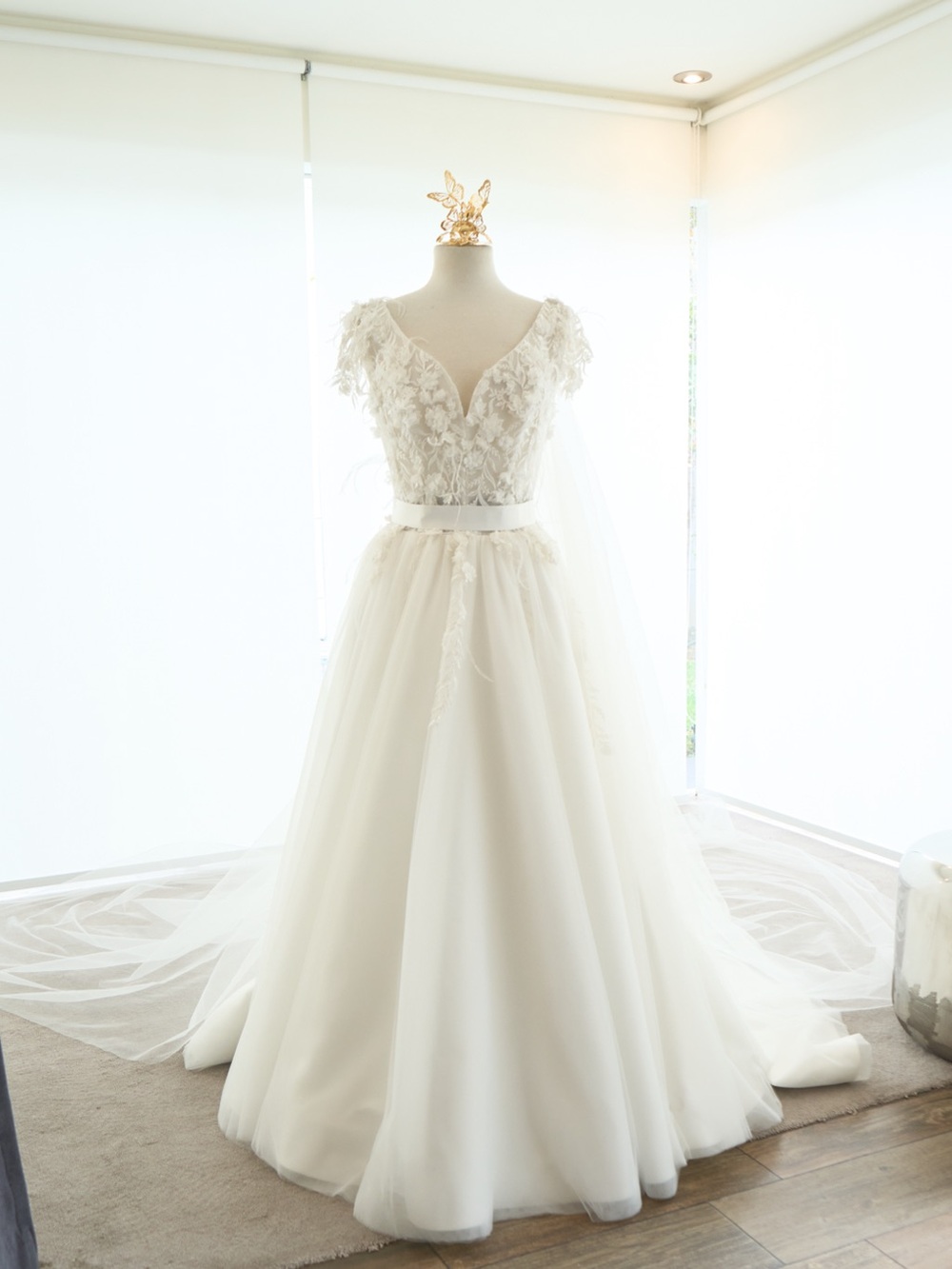 Ivory 3D Floral Pearl Feather Wedding Dress + Veil Size 12